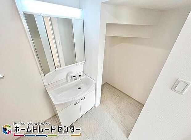 【ランドリスペース】雨の日のちょっとした物干しや、洗濯した衣服にアイロンをかけたり畳んだり、洗濯に関する家事を一ヵ所で行うことができます。移動する手間が省けるので家事の時短になります♪