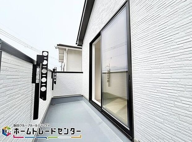 【バルコニー】バルコニーは洗濯物を干すだけのスペースではありません！広々としたバルコニーならシーツなど大きな洗濯物も干せます。