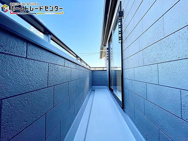 【バルコニー】ワイドバルコニー設置で、家族のお布団もたくさん干すことが可能。これで一日の最後は安眠ですね。