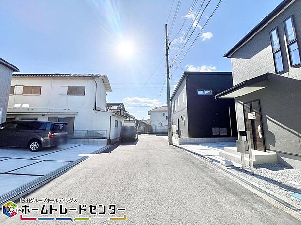 【前面道路含む現地写真】切り返しやすい間口になっておりますので、油断しやすい仕事帰りや、買い物帰りの駐車事故はこれで防げますね。