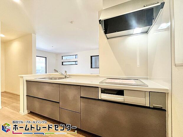 【キッチン】見栄えもよくお手入れもスムーズに出来ます。豊富な収納力もございますので、キッチンスペースをスッキリとお使い頂けそうです。