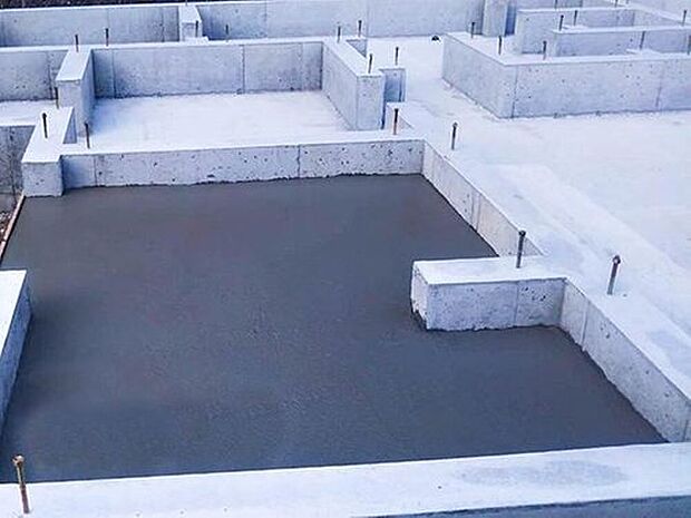 【【ベタ基礎】】地震や台風のときにもしっかりと家を支えるために「180mm厚の土間コンクリート」に「250mm間隔で鉄筋」を組み、強いベタ基礎を実現しています。地震の際にも不動沈下を防ぐ安心の基礎施工です！
湿気を遮断し、建物の耐久性を守る！