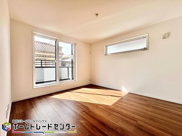 【リビング以外の居室】大きなベッドも配置できる主寝室には大型クローゼットもしっかり完備し、夫婦のお洋服もしっかり収納できますよ。