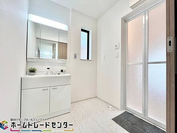 【洗面台・洗面所】明るく清潔感溢れるサニタリースペース。毎日使う場所だからこそ、快適な空間となっております。