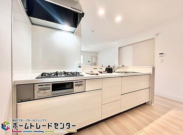 【キッチン】白基調の明るいキッチン。こちらも床下収納庫完備です！