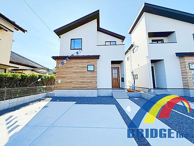 2号棟外観
広々した敷地で駐車も最大3台（車種による）可能です。