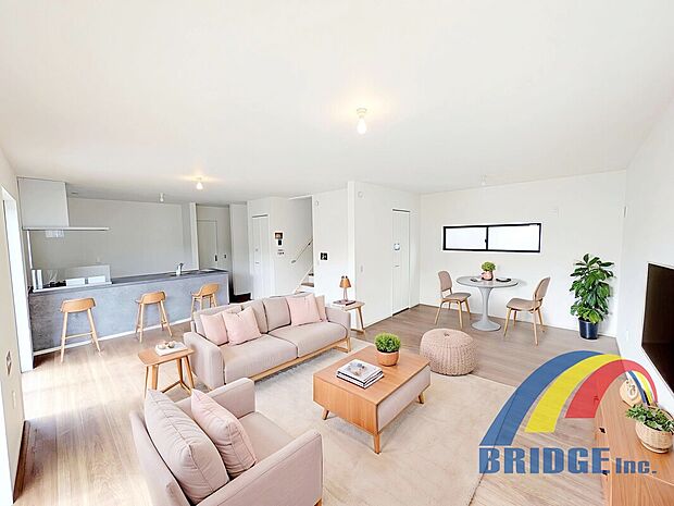 広々リビングは約23.5帖の広さがあり開放的！用途に合わせて間仕切りも可能で使いやすい間取り。小学校まで歩いて7分と近く子育て世代も安心のエリア。是非一度一目見て欲しい物件です！！　