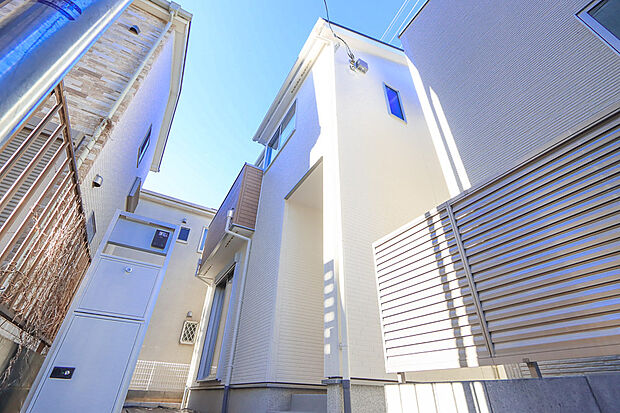 建物がどの程度大きな地震の力まで倒壊、崩壊しないかを評価し、等級で表示します。等級が高くなる程、より大きな力に耐える住宅である事を表します。本分譲地は、最高等級である「耐震等級3」を標準としています。