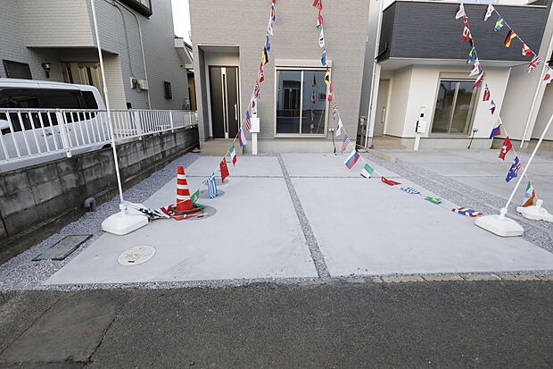 家の顔となる玄関は、格調高いデザイン性が求められます。玄関は、高級感と断熱性、防犯性に優れた玄関ドアを標準装備。デザイン性だけではなく、ピッキング対策に優れたセキュリティサムターン等、防犯対策を考慮。