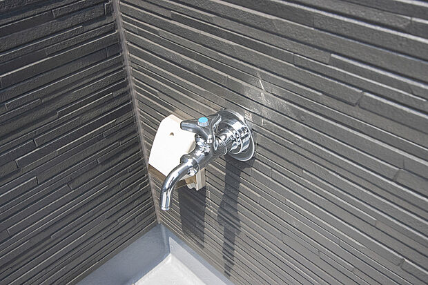 【屋上外水栓】靴やオムツの洗濯に、とても便利。洗面台でもできることですが、少し抵抗がありますよね。ほかにもペットのシャンプーや換気扇の丸洗いもできるなど、さまざまシーンで役立ちますね。