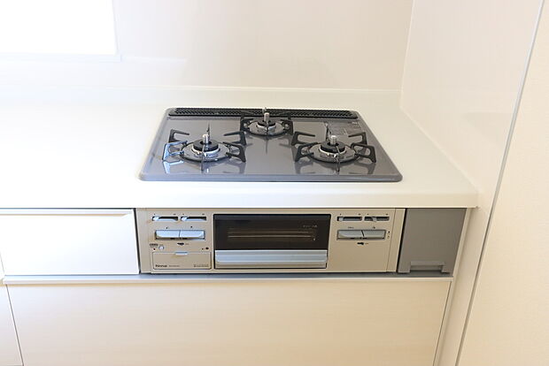 【三口ガスコンロ】三口ガスコンロは、炒め物などに適した強火力の「大バーナー」と天ぷらと煮物などに適した「標準バーナー」、奥にある弱火の「小バーナー」の３種類のバーナーが搭載されています。
