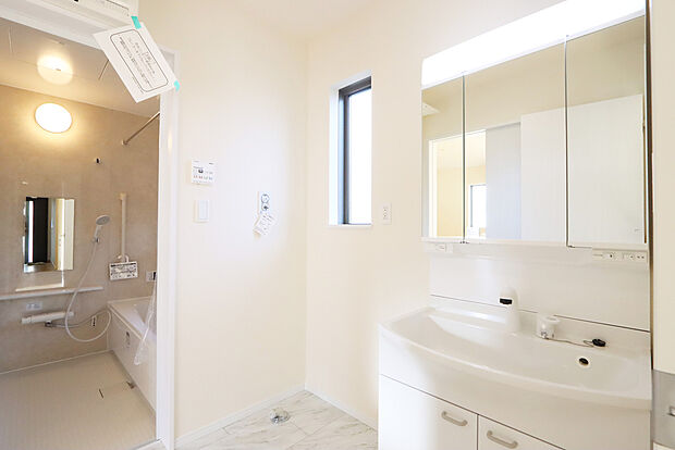 【三面鏡洗面化粧台】ミラーを手前に引けば、楽な姿勢で髭剃りやメイクができます。合わせ鏡にすればヘアスタイルのチェックもラクラク。洗面化粧台のミラー裏にはたっぷり入る収納スペースを設けています。　
