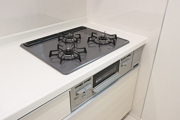 【三口ガスコンロ】三口ガスコンロは、炒め物などに適した強火力の「大バーナー」と天ぷらと煮物などに適した「標準バーナー」、奥にある弱火の「小バーナー」の3種類のバーナーが搭載されています。