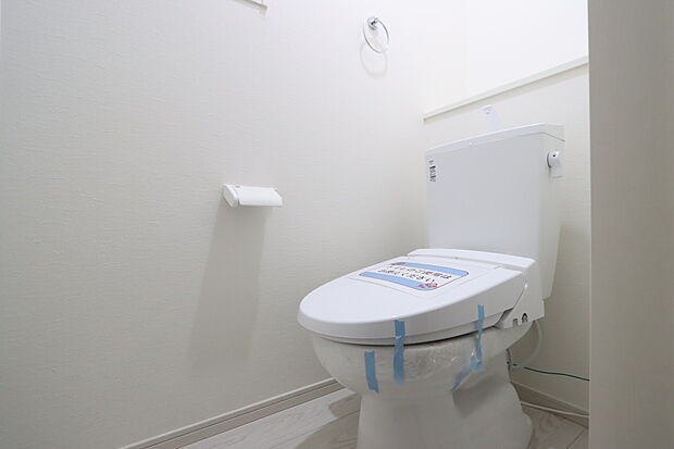 【節水タイプのトイレ2か所設置　２号棟】一度使ってしまうと、その爽快さと清潔感でトイレットペーパーに戻れなくなる温水洗浄便座。紙よりも刺激が少なく肌にやさしいため、痔や敏感肌の方に特にうれしい機能です。