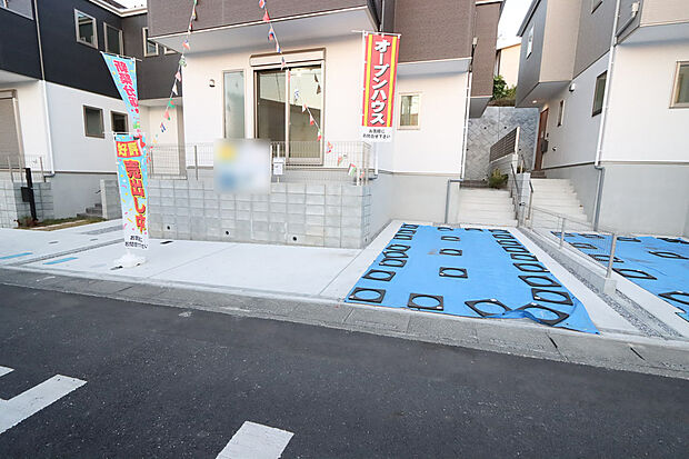 【前面道路公道4.5ｍ　カースペース２台可　２号棟】駐車スペースとして2台を確保いたしましたので、大きめのお車でも駐車可能です。自転車やバイクなど、ゆとりのある敷地で置き場所に困ることはないでしょう。