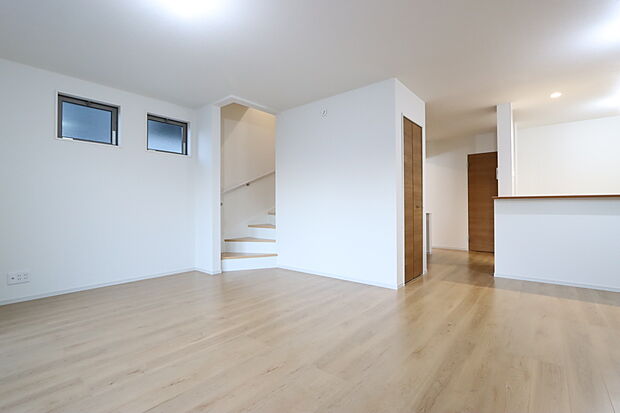 【２号棟　広々とした２０帖のLDK】広いリビング・ダイニングがある新築一戸建ては、開放的で様々な楽しみ方ができます。家族が集まる中心となる場所で大きなテレビや家具を置いたり、コミュニケーションスペースとして活用できます。