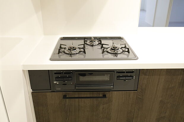 【掃除しやすい三口ガスコンロ】三口ガスコンロは、炒め物などに適した強火力の「大バーナー」と天ぷらと煮物などに適した「標準バーナー」、奥にある弱火の「小バーナー」の３種類のバーナーが搭載されています。
