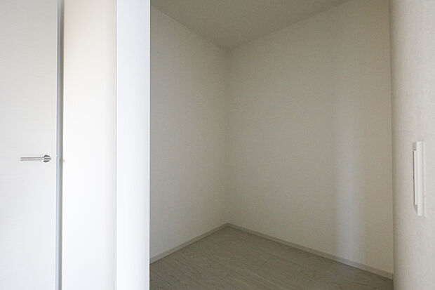 【WIC（ウォークインクローゼット）1号棟】何より、中に入れば全ての服が見てわかるので選択しやすいんです。朝の忙しいときなど便利だな～と思いますよ。一つのスペースで済むって所がいいんですよね。

