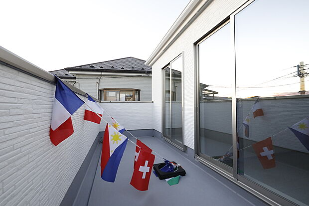 【広さ約5.5帖の南ワイドバルコニー　1号棟】プランターなどを置いてミニガーデンとして楽しんだり、テーブルセットを置いて楽しいランチタイムのひとときを…。使い方は色々あります。