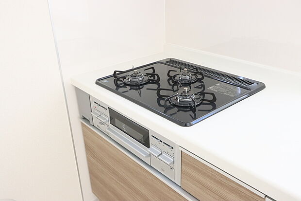 【三口ガスコンロ】三口ガスコンロは、炒め物などに適した強火力の「大バーナー」と天ぷらと煮物などに適した「標準バーナー」、奥にある弱火の「小バーナー」の3種類のバーナーが搭載されています。