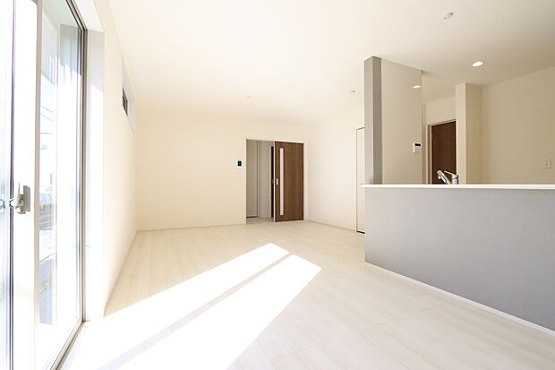 【2号棟リビング】約17.75帖のリビングは採光がしっかり取れるので、晴れた日の昼間は明るく過ごせます。ゆったりとした空間には、ご家族が自然と集まり、団欒の時間も増えますね。