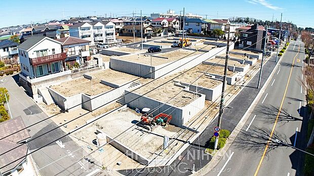 見学予約受付中です。陽光が降り注ぐ敷地の広さ、心地よい住環境。ぜひ現地で、暮らしの魅力を肌で感じてみてください。