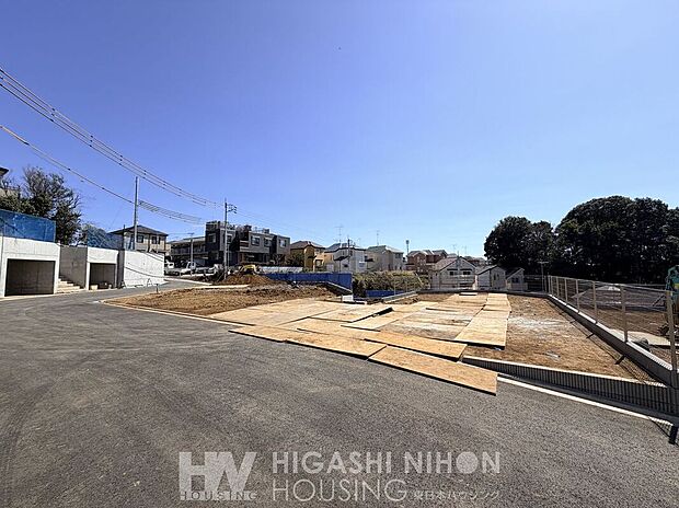 いよいよ待望の新築住宅の建築がスタートします。開放的な現地、陽光をたっぷりと取り込める設計が可能な好立地。境界が明確に管理された安心の敷地から、新しい家族の物語がここから始まります。