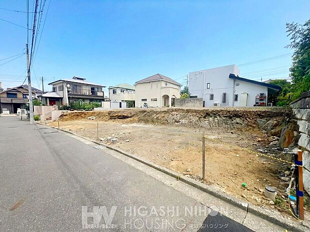 車通りが少なくお子さまにとっても安心感がございます。お車を駐車できる道幅も十分に取られておりますので、お出かけの際もスムーズです。