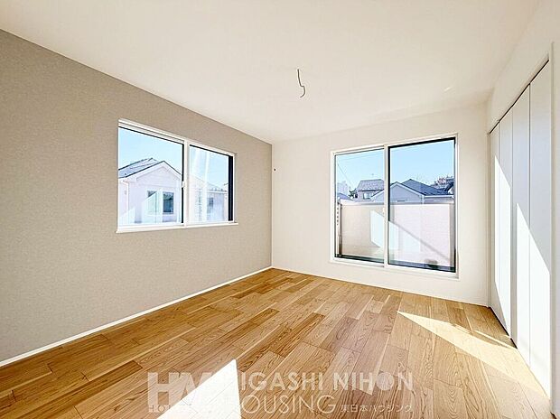 【寝室】窓からの採光で明るく暖かな雰囲気を感じる居室。クローゼット完備でいつでもスッキリ。明るく広々とした空間で活動の幅が広がりますね。