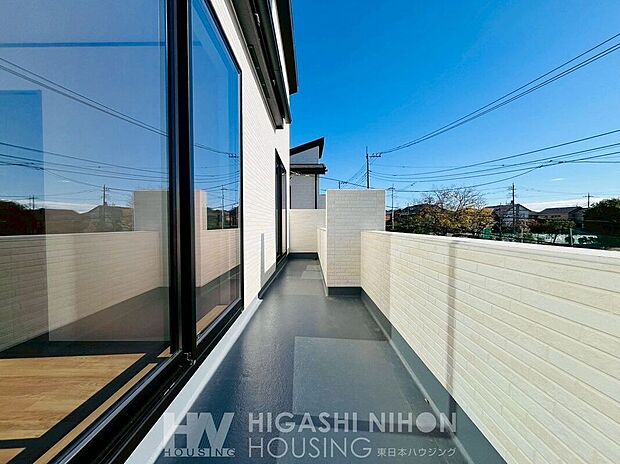 【バルコニー】バルコニーは陽当たり良好で、お洗濯もはかどります。幅も確保され広々としたバルコニーは何気ない日常の中で太陽光や爽やかな風など、自然に触れさせてくれる貴重な場所です。