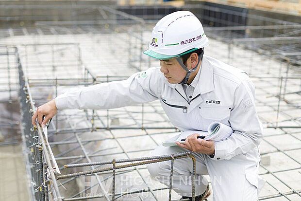 【構造】現場監督による厳格な検査を実施した後、さらに品質管理の専門スタッフがダブルチェックを常に行います。厳格かつ入念な検査を実施することで、当社の住宅は安全安心な住まいにつながっているのです。