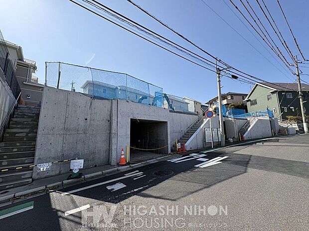 【前面道路含む外観】前面道路は6ｍ以上あり、車が楽にすれ違える距離です。道路が広いと見通しもよく、お子様の通学にも安心です。駐車の苦手な方も、焦らずに駐車していただけるかと思います