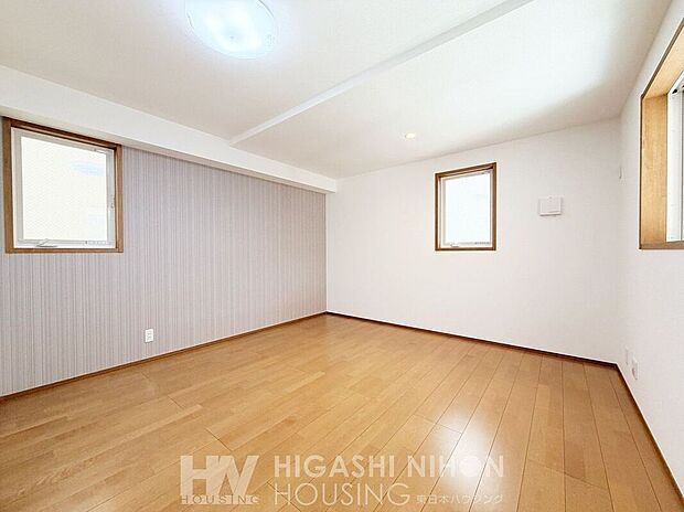 【室内】小さなうちはおもちゃをたくさん置いてプレイルームに。大きくなったら本を読んだり絵をかいたりできるプライベートスペースに、と成長に合わせて使いこなせる居室です。