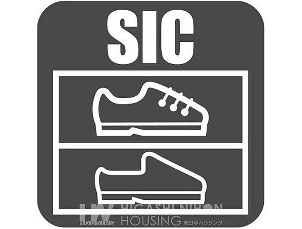 【玄関】シューズインクローゼットは靴だけでなく、傘やアウトドア用品、季節の小物も収納可能。玄関まわりをすっきり保ち、出かける準備もスムーズに行えます。