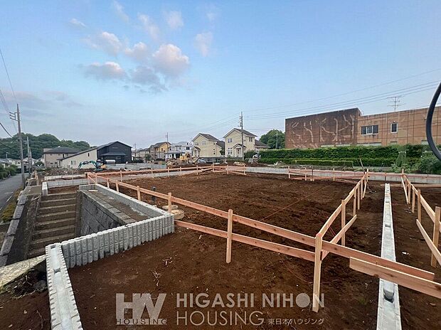 【外観】敷地が道路より高くなっている場合は、道路面の見晴らしがよい、視線の抜ける距離が取りやすい、日当たりが良い等があげられます。