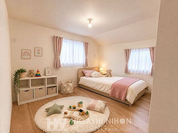 【子供部屋】【2号棟】お子さまの成長をイメージしやすい子ども部屋です。【バーチャルステージングイメージ写真】本画像はCGにより家具・調度品を配置したイメージです。画像内の家具・調度品は販売価格に含まれません。