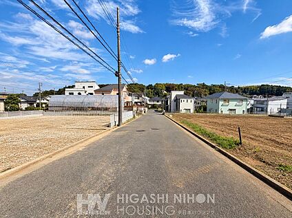 前面道路含む外観