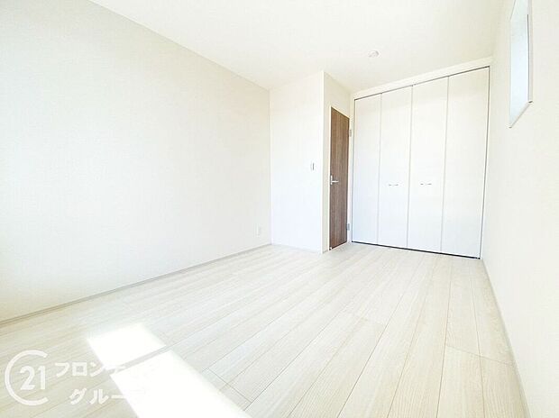 寝室や子供部屋など用途多彩な明るい洋室!