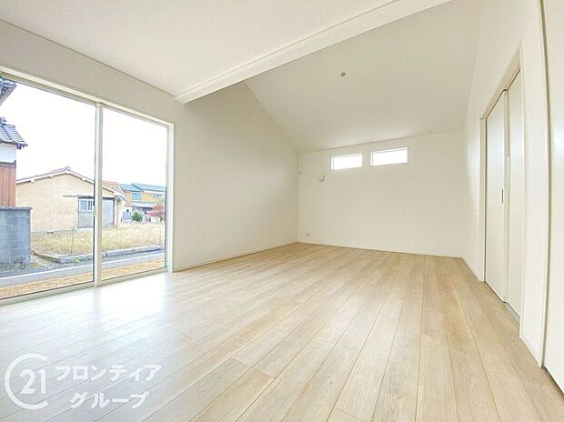 フローリングは、日常生活で床材の受ける様々な傷や、温度・湿度変化によるひび割れの発生を大幅に抑える特殊加工を施工済みです!