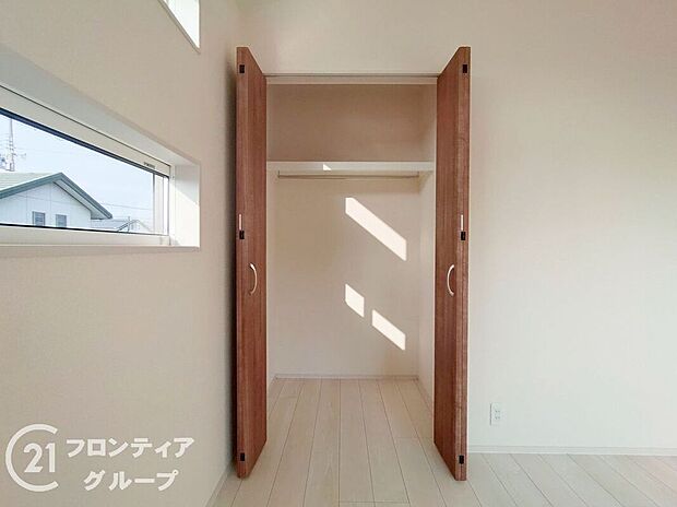 お布団も収納できる広々とした押入れは、季節のものもたくさん収納しておける便利なスペースです!