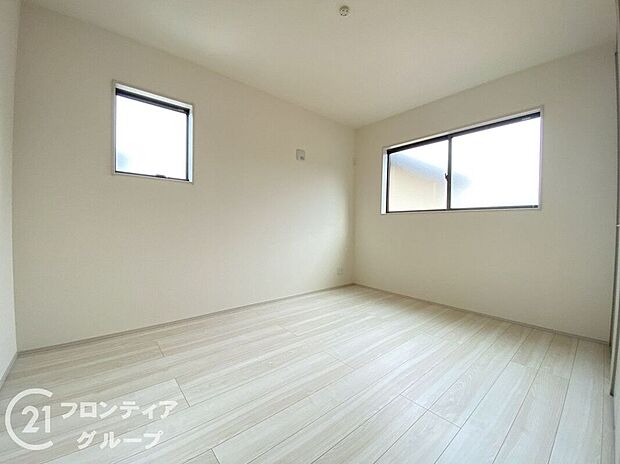 寝室や子供部屋など用途多彩な明るい洋室！