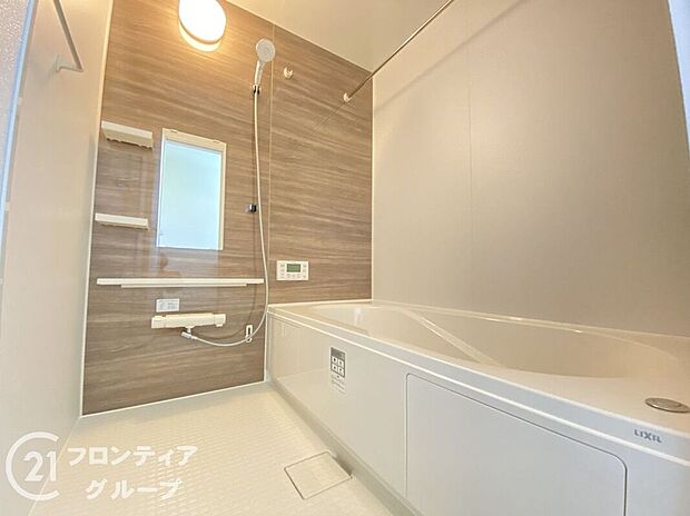 【バス】広々としたバスルームで、心地よいリラックスタイムを楽しめます。快適な空間で、日々の疲れを癒す贅沢な時間を提供します。