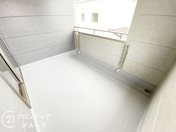 【バルコニー】日当たりの良いバルコニーは、お洗濯が多いときも安心!たくさん干してもカラっと乾きそうです!