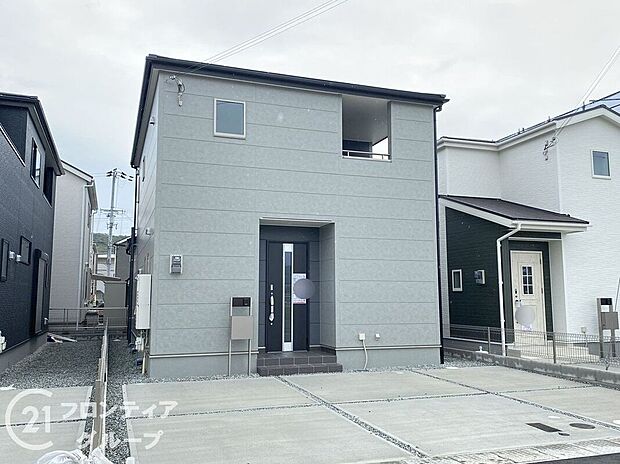 【駐車場】駐車場完備で、車をお持ちの方も安心して利用できる便利で快適な環境が整っており、日常の移動がスムーズです!