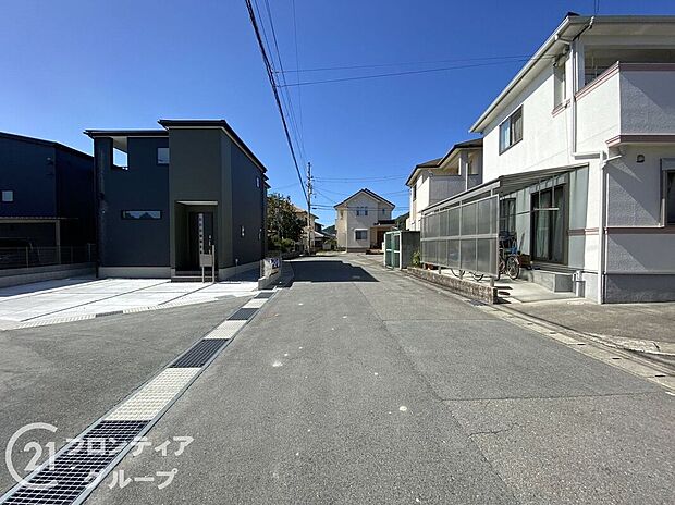 【前面道路含む外観】現地ご案内とともに住宅ローンのご相談も承ります!実際の道路幅や雰囲気は、ぜひ一緒に現地で確認いたしましょう