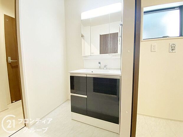 【洗面】曇り止めヒーター付きのミラーキャビネットを採用しております。ミラーの内側がすべて収納スペースになっているので、スタイリング剤や歯ブラシなどの収納に便利ですね。