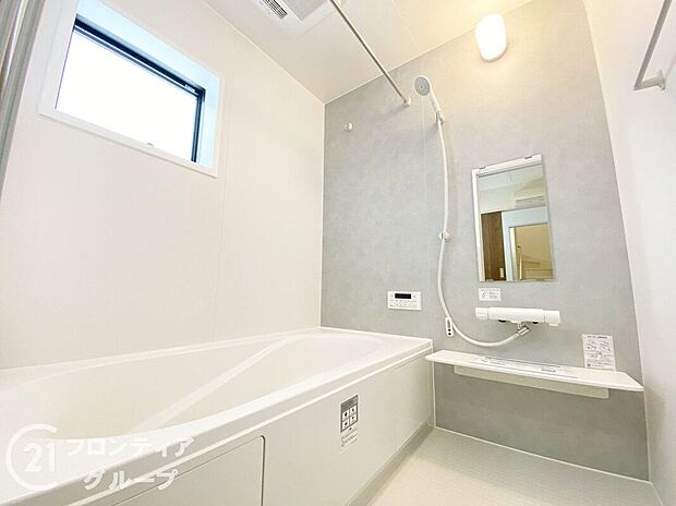 【バス】浴槽は環境にやさしい節水タイプを採用。浴槽内ステップで半身浴や親子入浴も楽しめるので、毎日のバスタイムをエコで素敵に演出してくれる小窓付きの浴室です