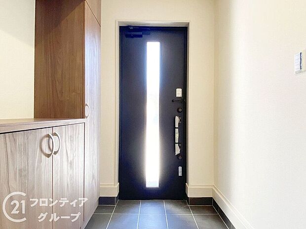 【玄関】玄関は防犯性の優れたダブルロックドアです!