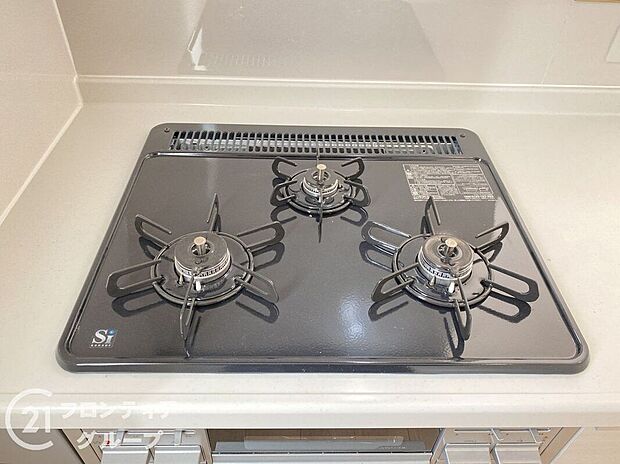 【その他設備】使い勝手のよい三つ口コンロです。ビルトインコンロで吹きこぼれのお掃除もらくらく