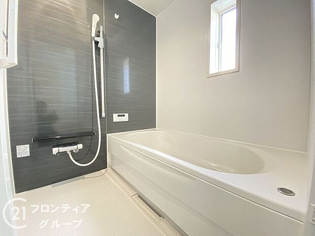 【バス】1坪以上の広々とした浴室には隠れた嬉しい設備がたっぷりついております。お掃除が楽にできたり、節水効果があったりと、バスタイムを快適にお過ごし頂けます!